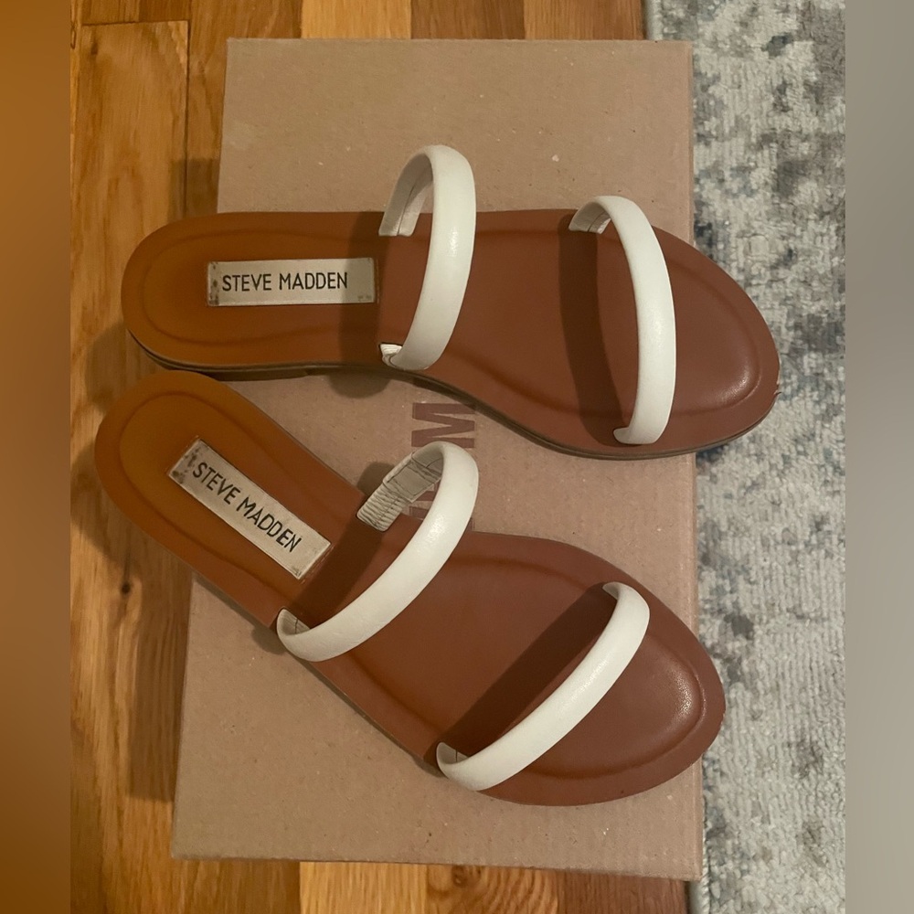 Steve Madden White Flat Sandal size 5.5